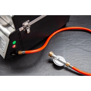 Detailaufnahme: Grillfürst G201E Gasgrill mit Gasschlauch und Druckminderer.