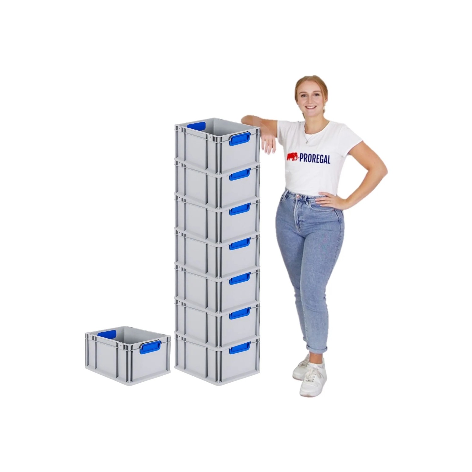 PROREGAL Spar Set: 8 graue Euroboxen mit blauen Griffen und Deckel, gestapelt. Aufbewahrungsboxen für Industrie und Gewerbe.