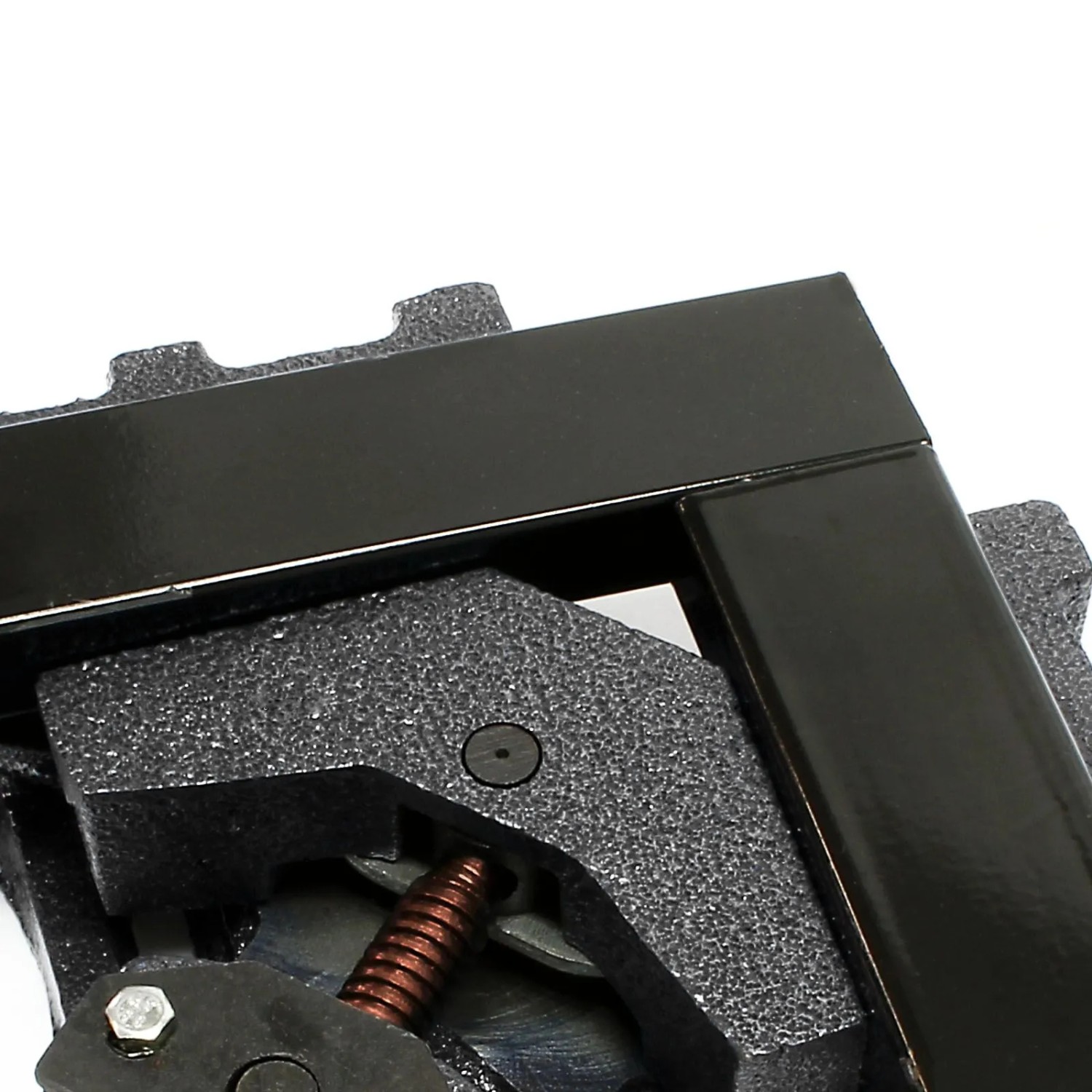 Robuster schwarzer Winkelschraubstock aus Gusseisen für präzise 90°-Winkelarbeiten, 75mm Spanntiefe.