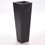 Konischer, mattschwarzer Pflanzkübel aus Fiberglas, 38x38x100cm. Elegant und modern.