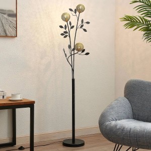 Schwarze Lucande Stehlampe Evory im Florentiner Design mit drei Leuchten für das Wohnzimmer.