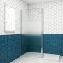 Duschparadies Walk-In Dusche 70x200cm mit satiniertem Glas, Streifenmuster und verchromtem Rahmen im Bad.