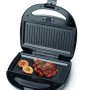 Westfalia Tischgrill Vario 3-in-1, geöffnet mit Grillgut. Elektrogrill in Schwarz mit Waffel-, Sandwichplatten.