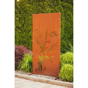 Rostfarbene Ferrum Art Sichtschutzwand mit Baum-Motiv für den Garten.