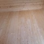 Innenansicht weka Holz-Gartenhaus Angolo A mit naturbelassenem Holzboden und Wänden.
