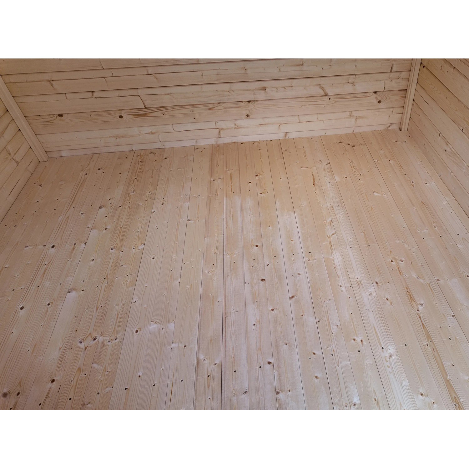 Innenansicht weka Holz-Gartenhaus Angolo A mit naturbelassenem Holzboden und Wänden.