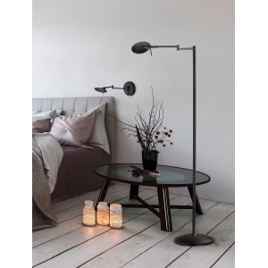Schwarze Trio LED Stehleuchte Kazan im Wohnraum, schwenkbar und dimmbar.