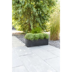 Anthrazitfarbener Vivanno Blumenkasten Flobo 60 cm aus Beton, bepflanzt mit weißen Blüten, im Garten.