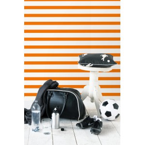ESTAhome Tapete Streifen Orange/Weiß, Kinderzimmer-Szene mit Fußball, Tasche und Hocker.