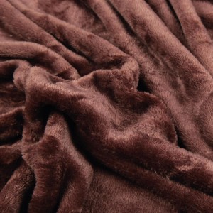 Kuschelige, braune Bestlivings Decke Celina (130x170 cm) aus weichem Polyester.