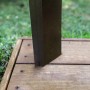 Detailaufnahme: Schwarzer Pfosten des Palram Canopia Austin BBQ Pavillons auf Holzterrasse.