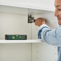 Bosch UniversalWallLevel Laser-Wasserwaage im Einsatz beim Möbelbau.