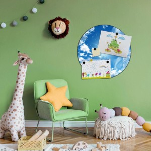 Runde, schwarze Magnettafel (47cm) mit Wolken-Motiv als Wanddeko im Kinderzimmer.