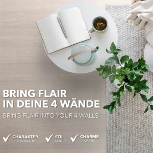Karat CV Boden Atlantic Pure Oak: PVC-Boden in Holzoptik, verlegt in Wohnraum mit Tisch und Deko.