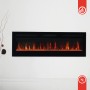 Schwarzer Kaminio Elektrokamin Marlon mit 3D-Flammeneffekt an weißer Wand.