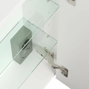 Detailansicht des weißen Spiegelschranks: Glasböden, Kombibox mit Steckdose, Soft-Close Scharnier.