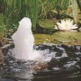 Ubbink Elimax 2500 Springbrunnenpumpe im Gartenteich mit Fontäne und Seerose.