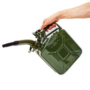 Hand hält grünen 5L Metall Kraftstoffkanister mit Ausgießer. Pannenhilfe für Auto & Garten.