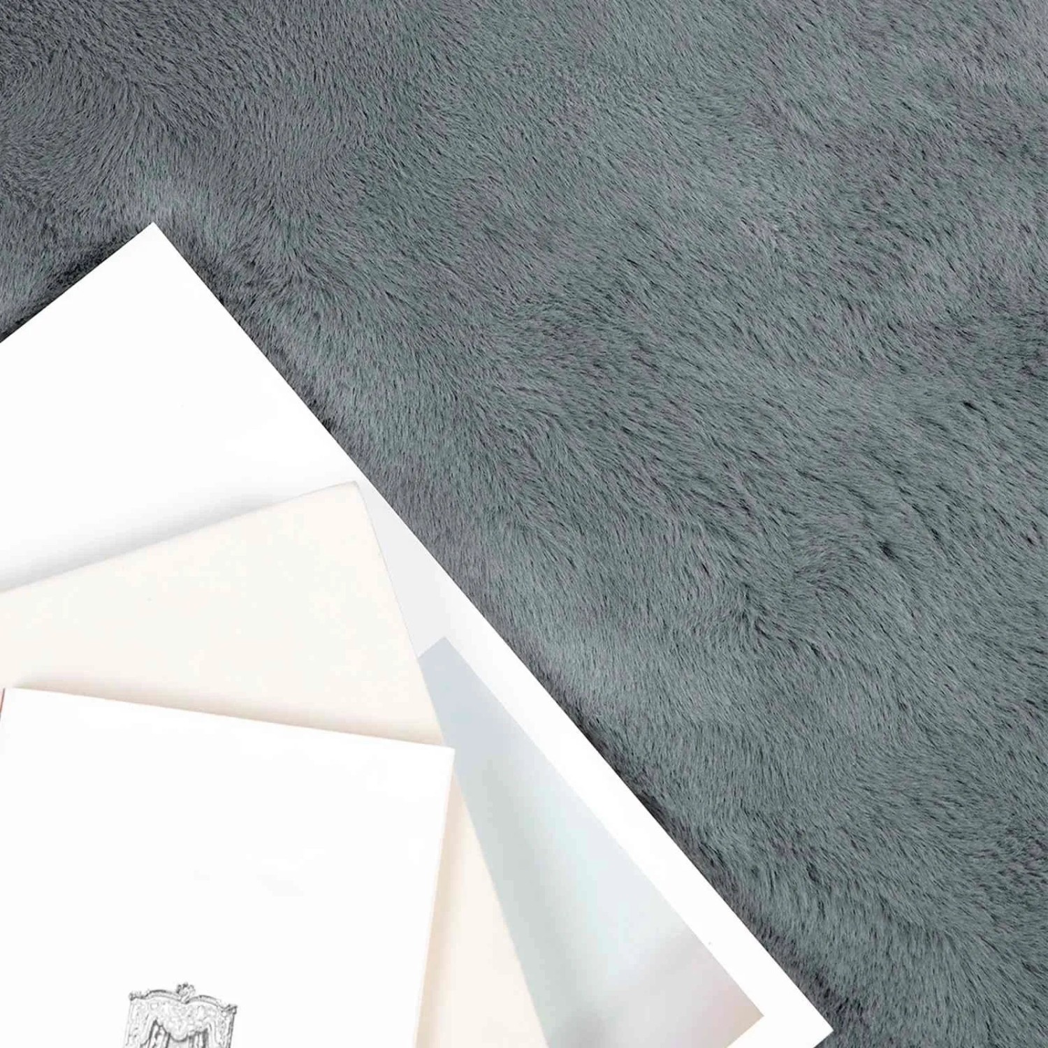 Nahaufnahme des anthrazitfarbenen vidaXL Kunstfell Teppichs Olite aus weichem Polyester mit flauschiger Textur.