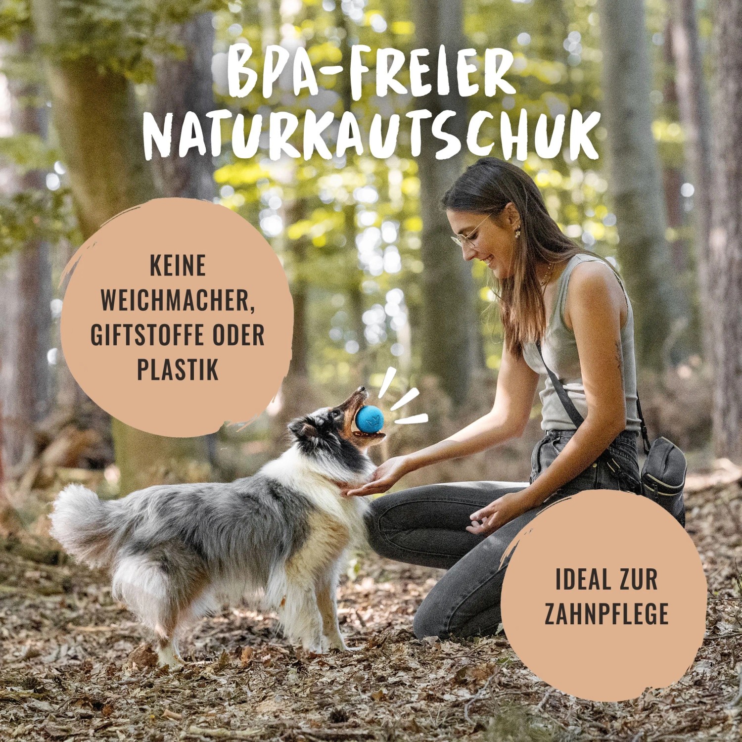 Frau spielt mit Hund mit blau-orangem Rudelkönig Hundeball (6,5 cm) aus Naturkautschuk im Wald.
