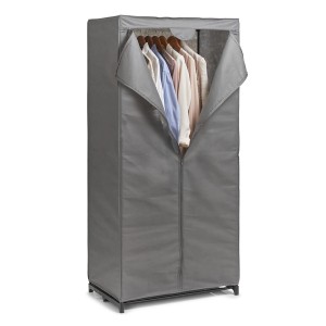 Grauer Textil-Schrank von Zeller mit Metallgestell, 160x50x75 cm, teilweise geöffnet mit Kleidung auf Bügeln.
