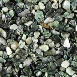 Nahaufnahme von grün-weißen, gerundeten Marmor-Kieseln für Terralith Steinteppich Außen, 2-4 mm Körnung.