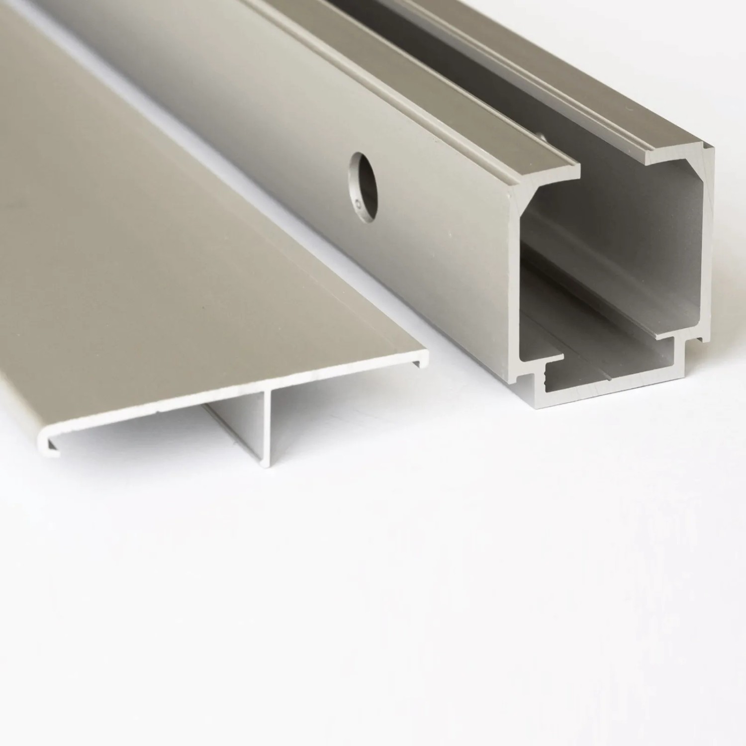 Detailaufnahme: Laufschiene und Abdeckblende für inova Glasschiebetür, Aluminium.