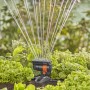 Gardena Viereckregner OS 90v im Einsatz: Flächendeckende Bewässerung im Garten mit Micro-Drip-System.