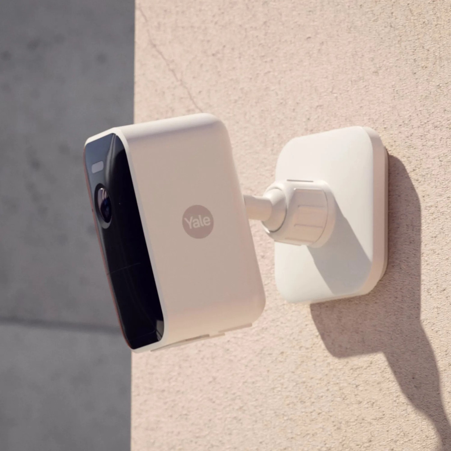 Yale Akku-Überwachungskamera Smart-Camera Außen WLAN Full HD, weiße kabellose Kamera zur Wandmontage.