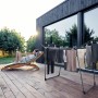 Leifheit Standtrockner Pegasus 180 in Schwarz-Anthrazit mit Wäsche im Garten.