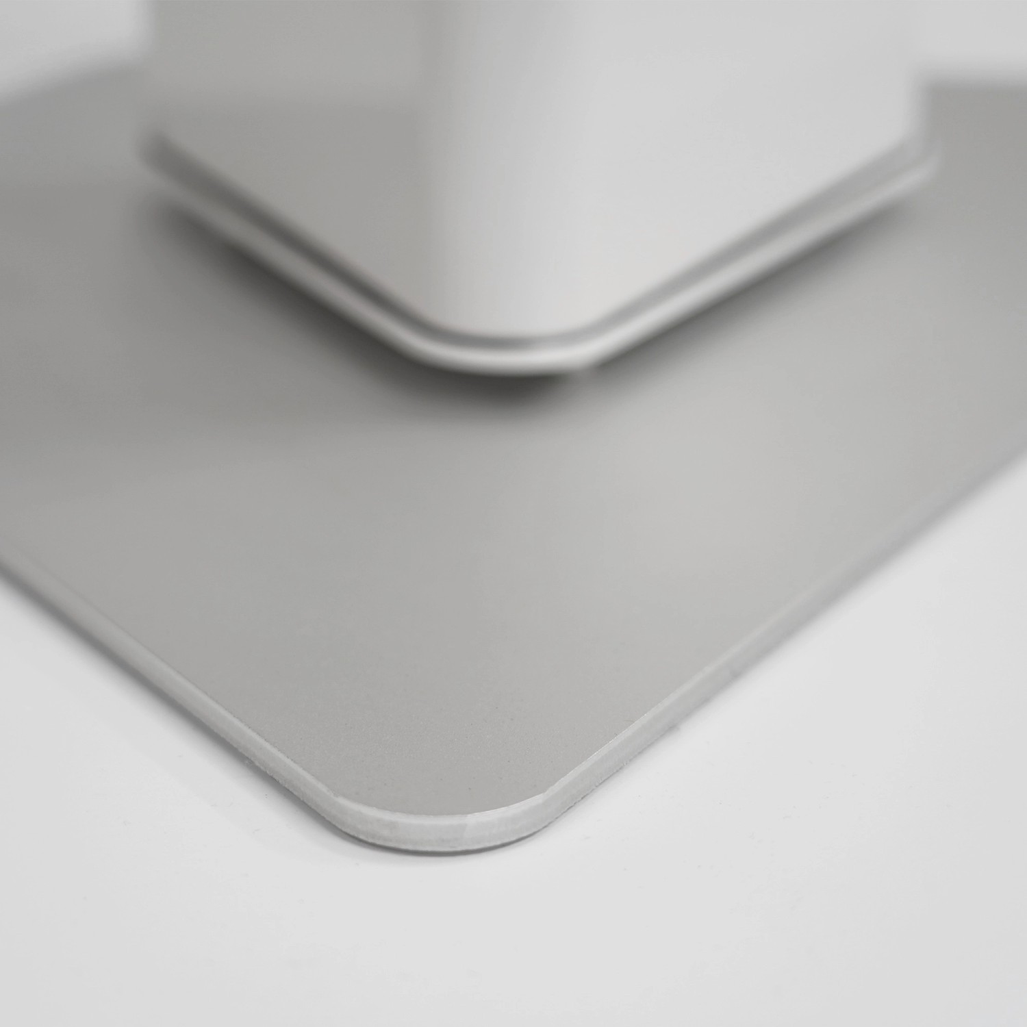 Detailaufnahme des Standfußes vom weißen Vasner Infrarot-Heizstrahler HeatTower Mini.