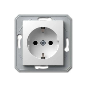 Weiße TEM EKONOMIK Schuko Steckdose ohne Rahmen für Schalterprogramme.