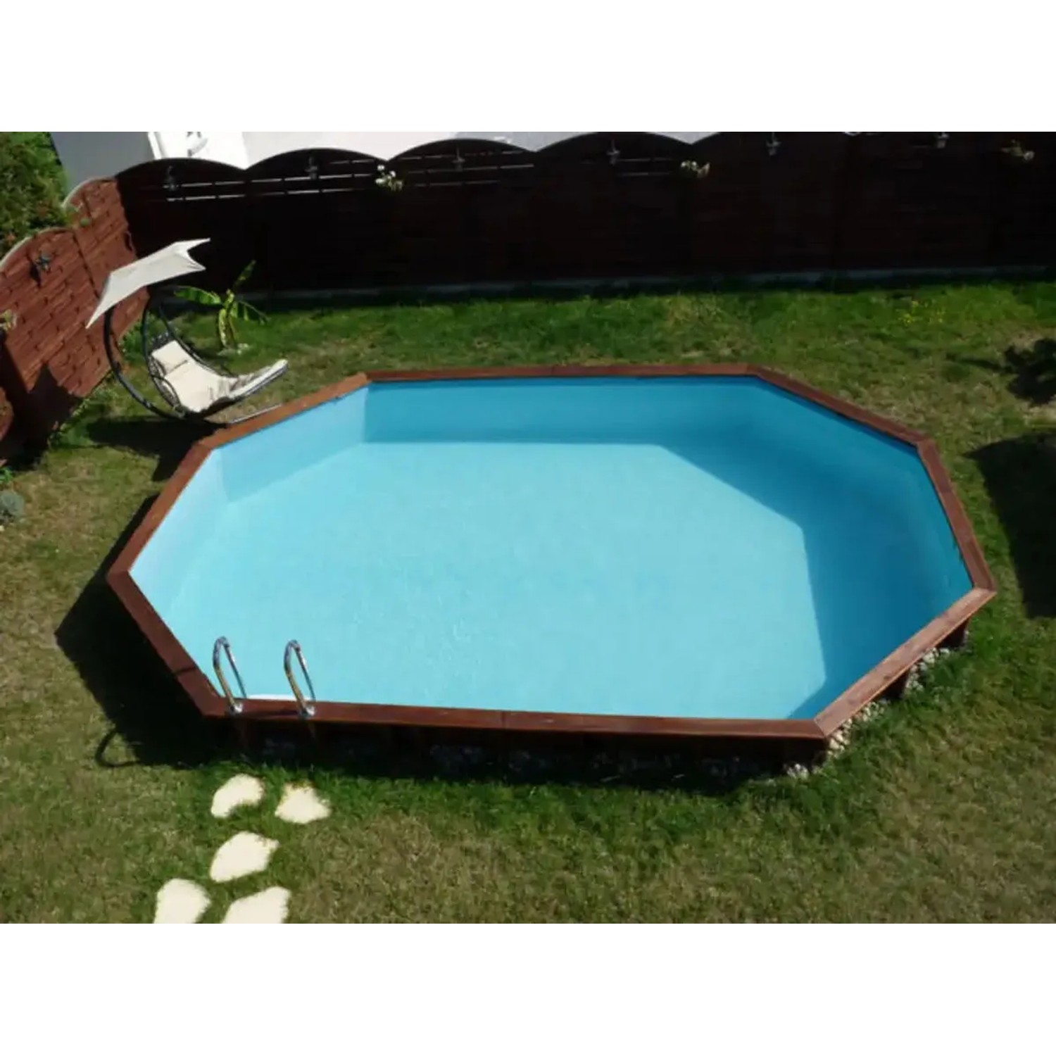 Holzpool Bahamas mit blauer Folie, eingelassen im Garten. Inkl. Leiter und Sandfilteranlage.