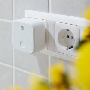 Yale ConnectX WLAN-Bridge für Smart Home Sicherheit, weiße Ausführung in Steckdose.