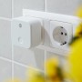 Yale ConnectX WLAN-Bridge für Smart Home Sicherheit, weiße Ausführung in Steckdose.