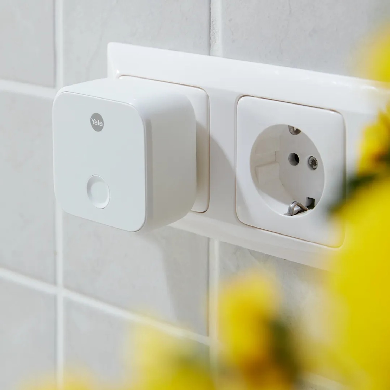 Yale ConnectX WLAN-Bridge für Smart Home Sicherheit, weiße Ausführung in Steckdose.