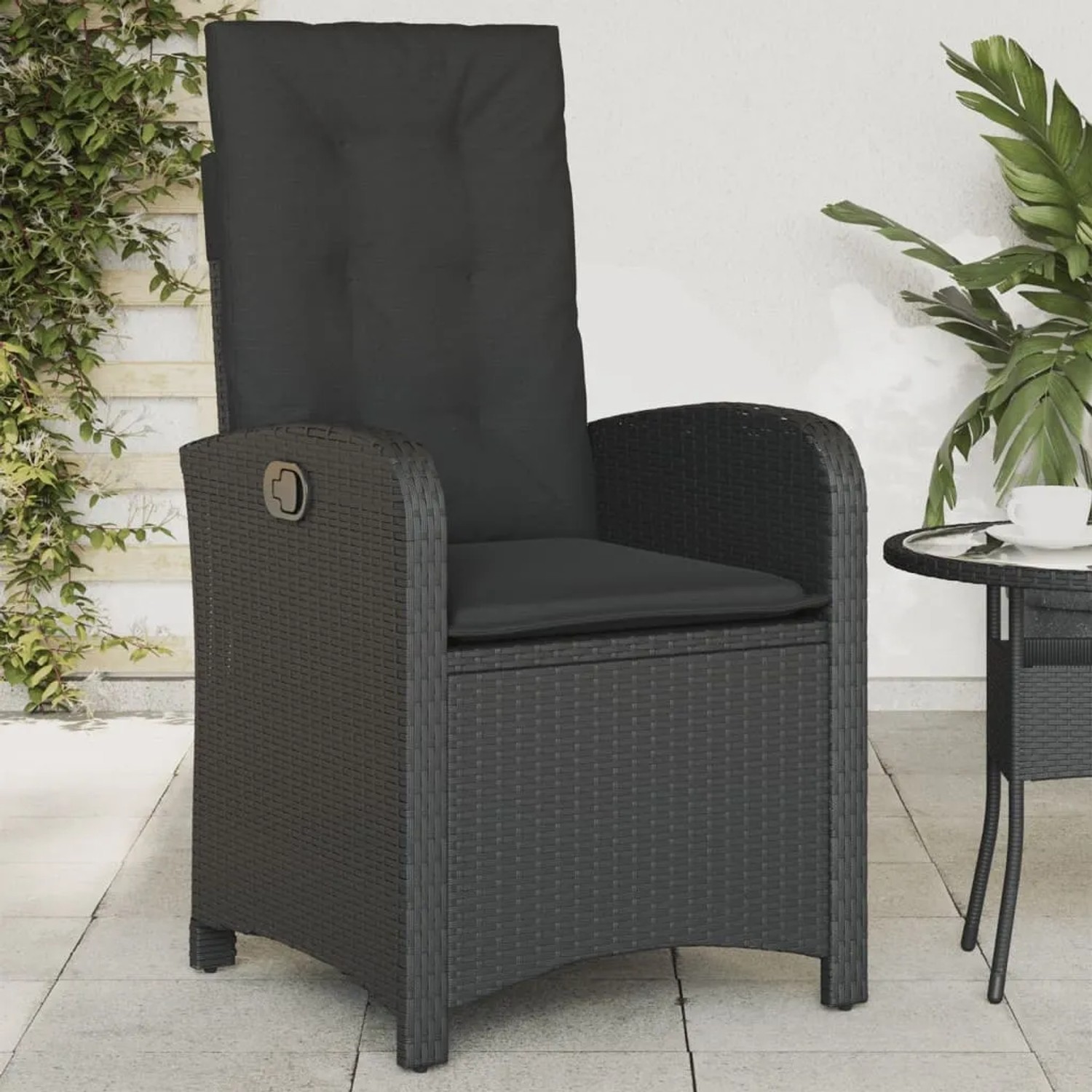 Verstellbarer, schwarzer vidaXL Gartensessel aus Stahl und Poly Rattan mit Kissen.