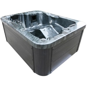 Rechteckiger Home Deluxe Outdoor Whirlpool Black Marble mit grauer Holzverkleidung.