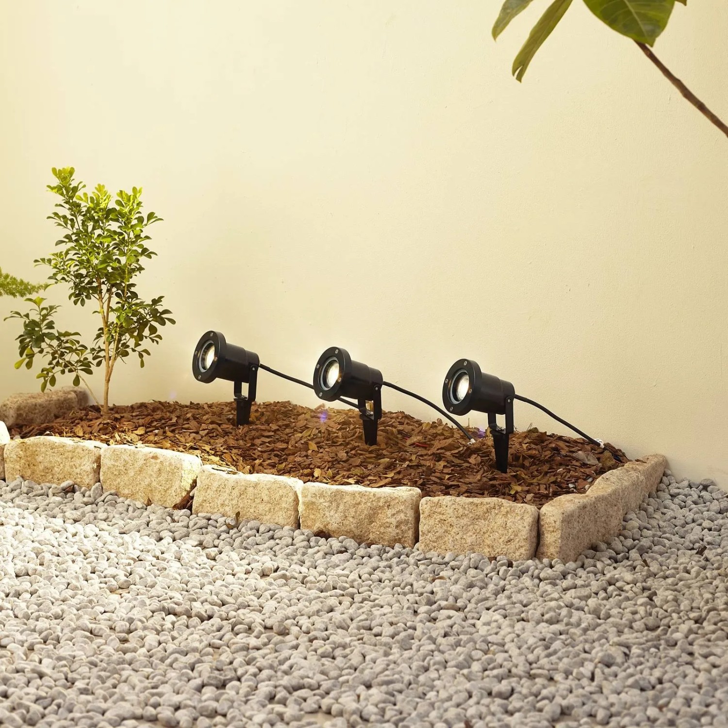 Lindby Thorgal 3er Set: Schwarze Außenleuchten/Gartenleuchten mit Erdspieß im Beet.