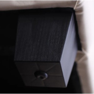 Detailaufnahme: Schwarzer Kunststofffuß des MCW 3er Sofa Lille Leder.