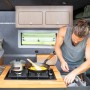 Wohnwagen Hängeschrank 80cm aus Holz im Camping-Bus beim Kochen.