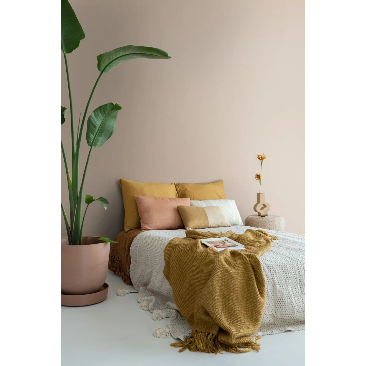 ESTAhome Wandfarbe Altrosa (2L) an Wand im Schlafzimmer mit Deko.