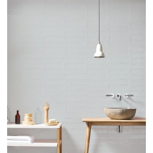 Wandfliesen Artisa, Steingut, weiß glänzend, 7,5x30 cm im Badezimmer.