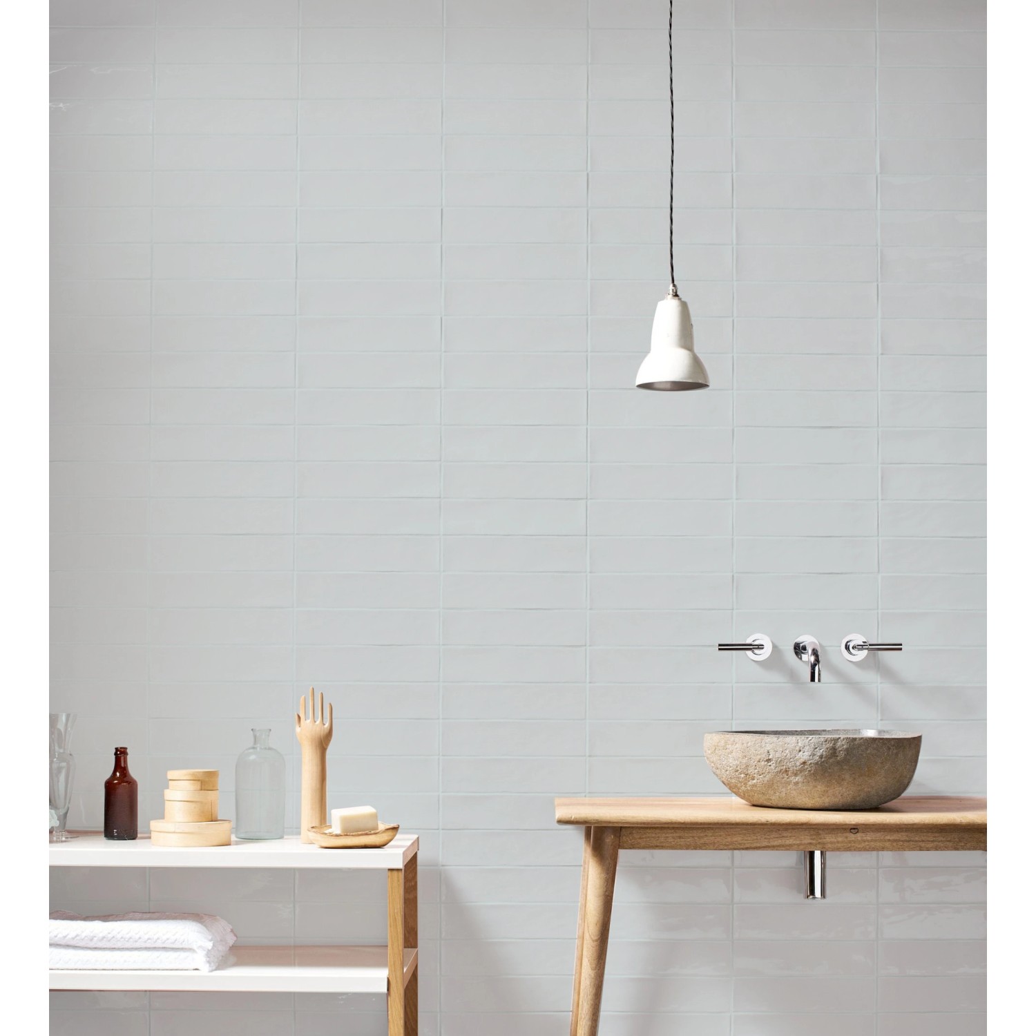 Wandfliesen Artisa, Steingut, weiß glänzend, 7,5x30 cm im Badezimmer.