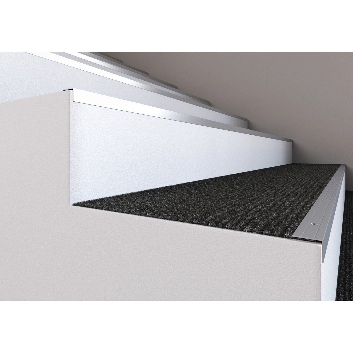 Treppenwinkelprofil Messing, 25x10mm, 1000mm, auf Treppe montiert. Zubehör für Laminat & Parkett.