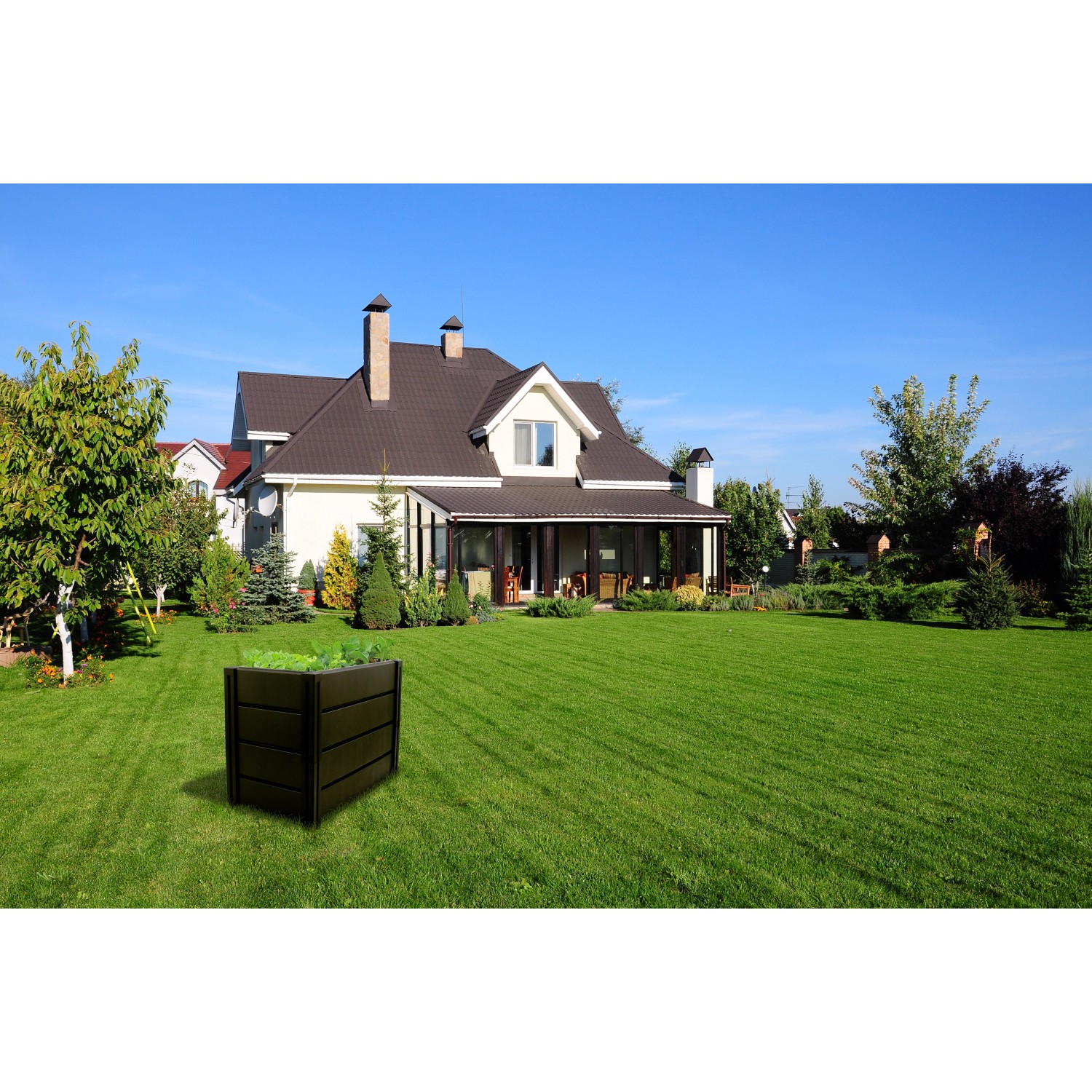 Anthrazitfarbenes KHW Hochbeet Demeter M im Garten, schmale Ausführung mit 196 l Volumen.