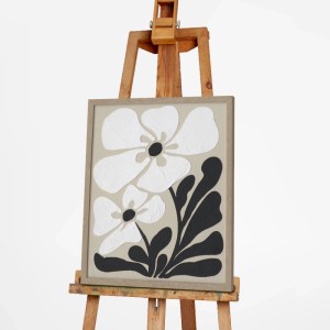 Leinwandbild Boho Flowers 40x50cm: stilisierte weiße Blüten, schwarze Blätter auf beigem Grund, Holzrahmen.