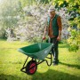 Grüne ECD Germany Gartenschubkarre mit 100L PP-Mulde und Luftrad im Einsatz.
