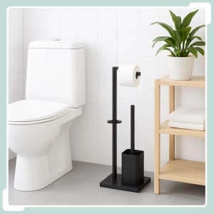 Schwarze freistehende WC Garnitur aus Eisen mit Klopapierhalter, WC-Bürste und Ersatzrollenhalter.
