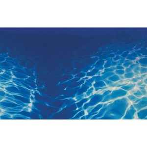 Aquarium Fotorückwand mit tiefblauem Unterwassermotiv und hellen Wasserreflexionen für optische Tiefenwirkung.